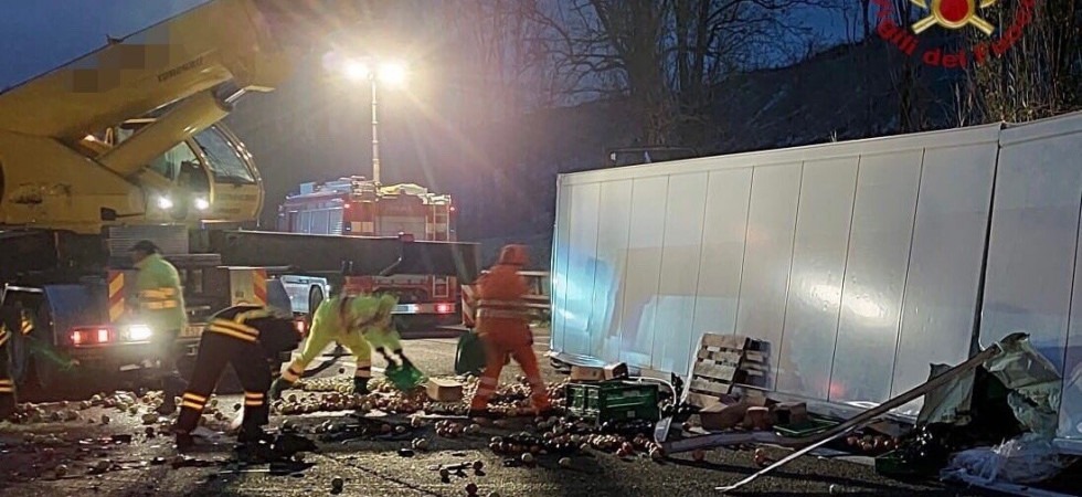 Camion carico di mele si rovescia sull'A22: ferito il conducente